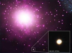 A galáxia-anã ultracompacta foi encontrada no aglomerado de galáxias da Virgem. [Imagem: X-ray: NASA/CXC/MSU/J.Strader et al. Optical: NASA/STScI]